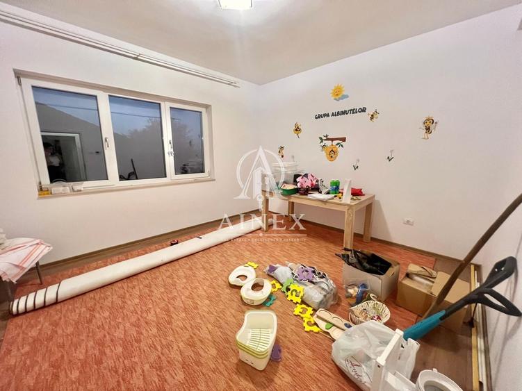 Casă individuală cu 8 camere cu Canalizare în Dumbrăvița