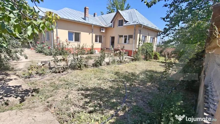 Casă cu 7 camere cu Teren 2200 Mp în Dobra