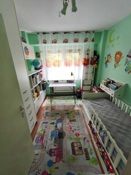Apartament cu 3 camere semidecomandat în Micro 16