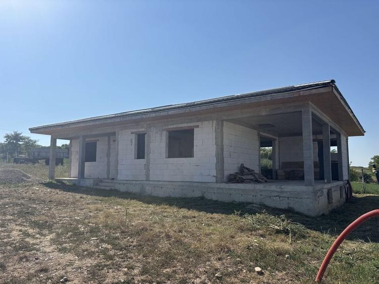 Casă cu 4 camere cu Teren 400 Mp în Luncanii de Jos