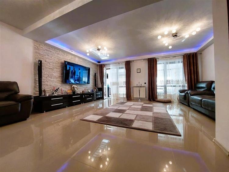 Duplex cu 6 camere cu Canalizare în Central