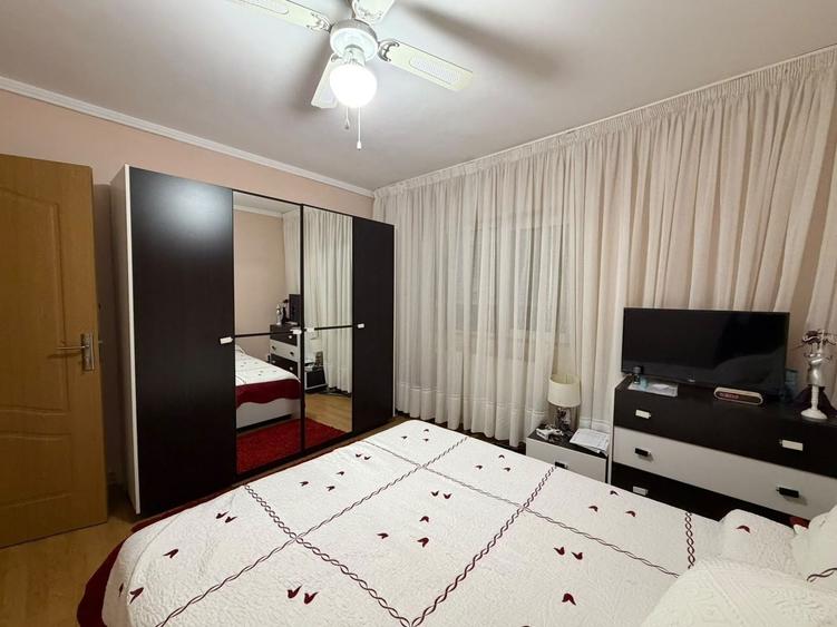 Apartament cu 3 camere decomandat, mobilat în Lipovei