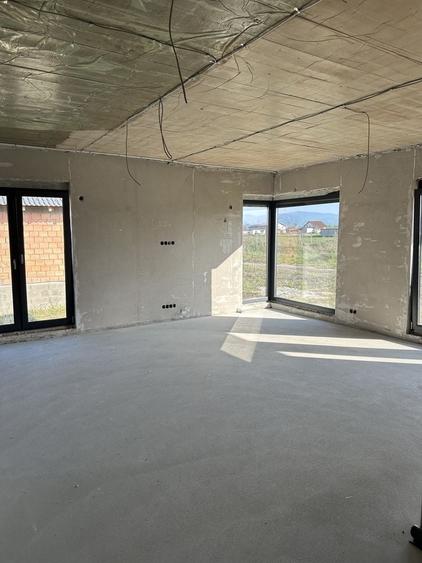 Casă cu 4 camere în Șura Mică