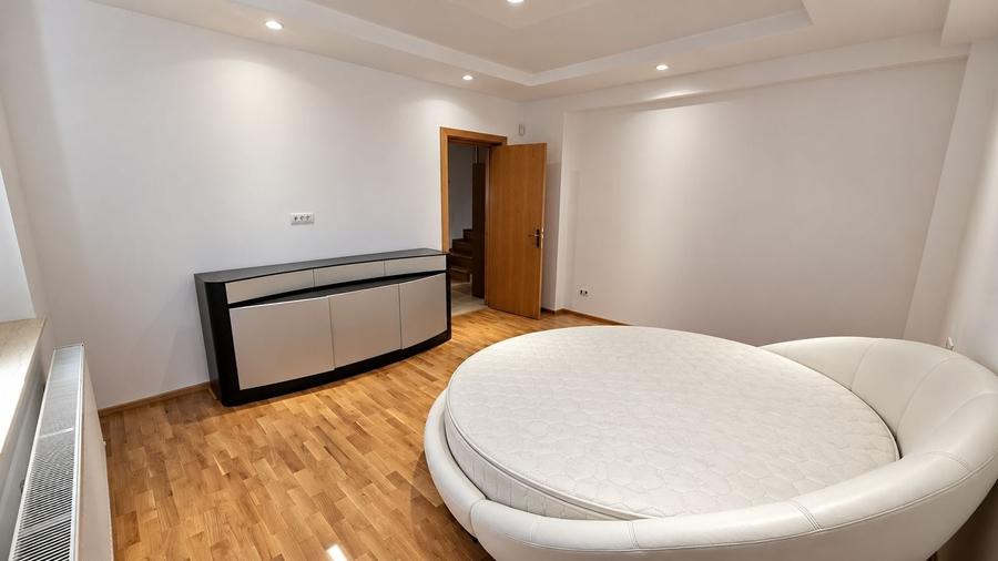Duplex cu 15 camere cu Piscina în Brănești