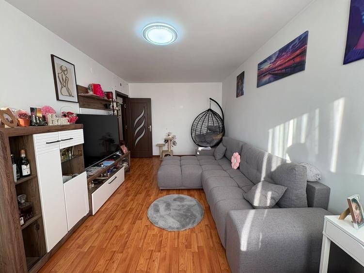 Apartament cu 3 camere decomandat în Apărătorii Patriei