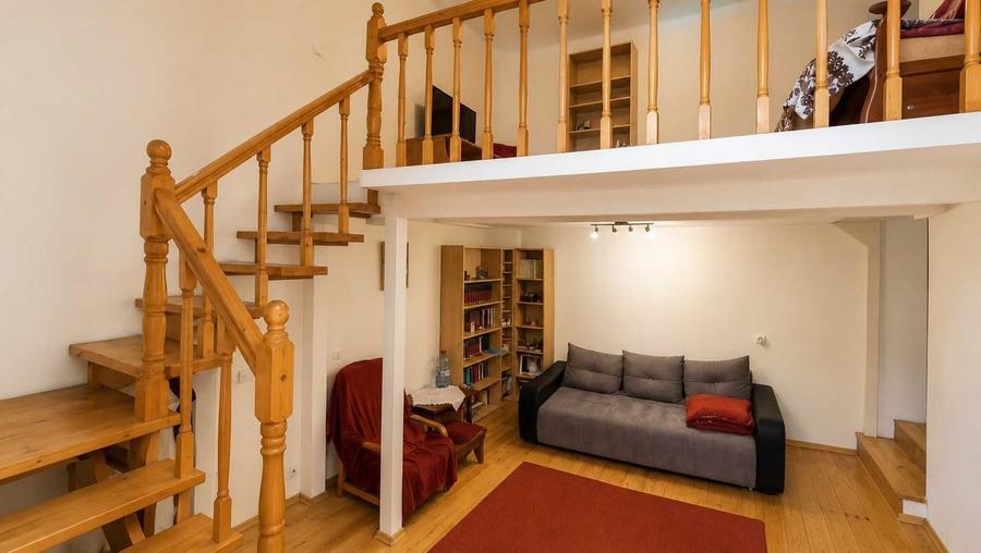 Apartament cu 3 camere semidecomandat în Parcul Carol