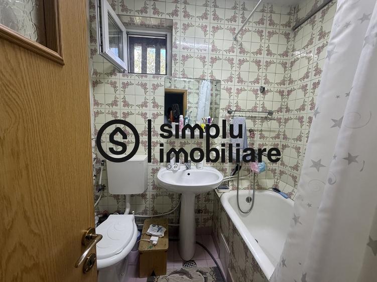 Apartament cu 3 camere semidecomandat în Rovine
