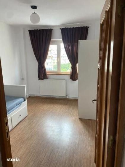 Apartament cu 4 camere semidecomandat în Tineretului