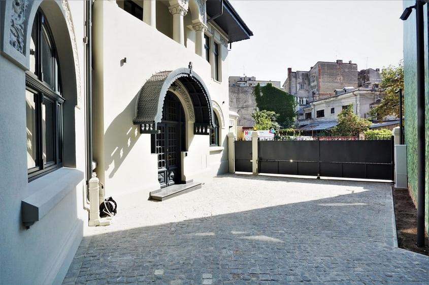 Casă cu 10 camere cu Teren 500 Mp în P-ța Romană