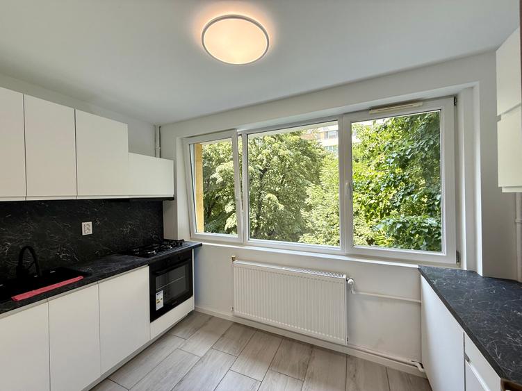 Apartament cu 3 camere semidecomandat în Iancului