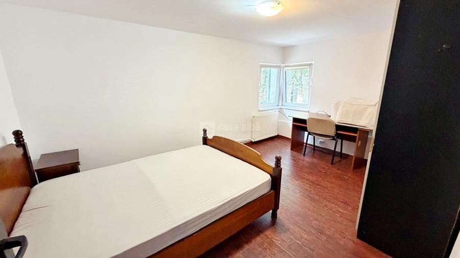 Apartament cu 3 camere semidecomandat, mobilat în Central