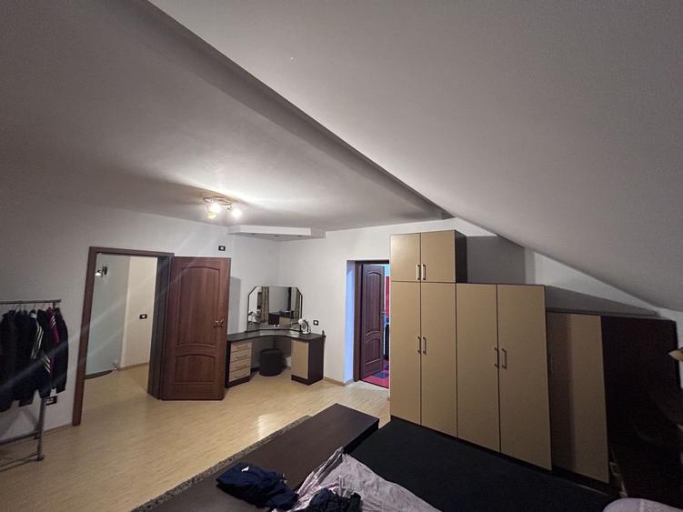 Casă individuală cu 7 camere cu Canalizare în Aradul Nou