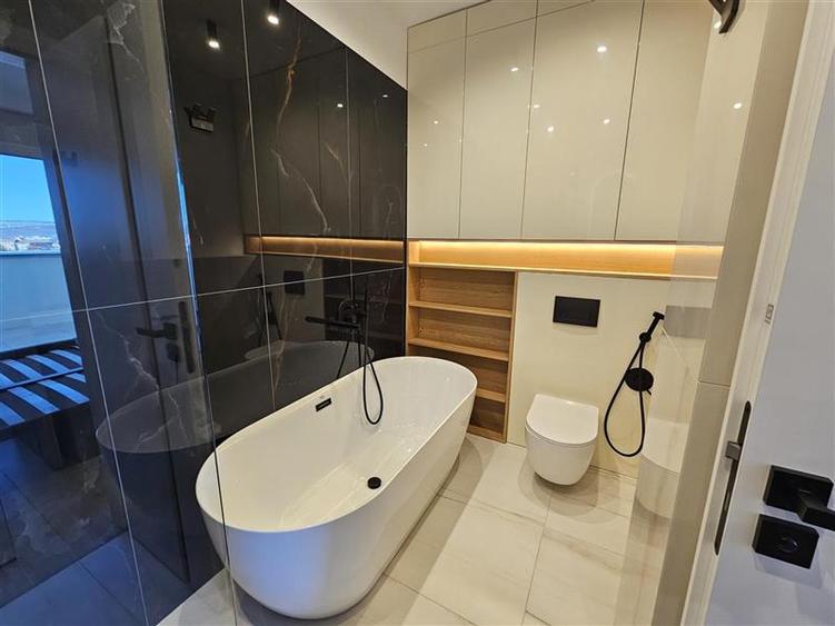 Apartament cu 3 camere semidecomandat, mobilat în Gheorgheni