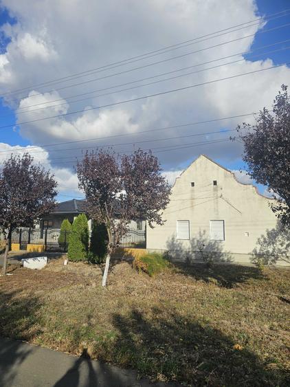 Casă cu 4 camere în Dumbrăvița