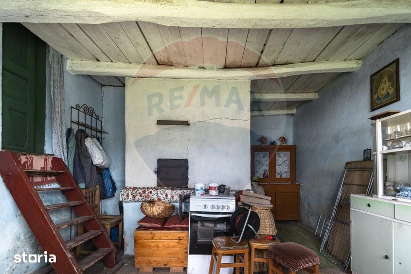 Casă cu 4 camere cu Teren 1068 Mp în Părău
