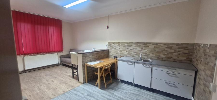 Apartament cu 3 camere semidecomandat în Central