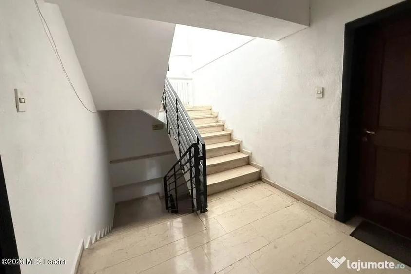 Apartament cu 6 camere decomandat în Polonă