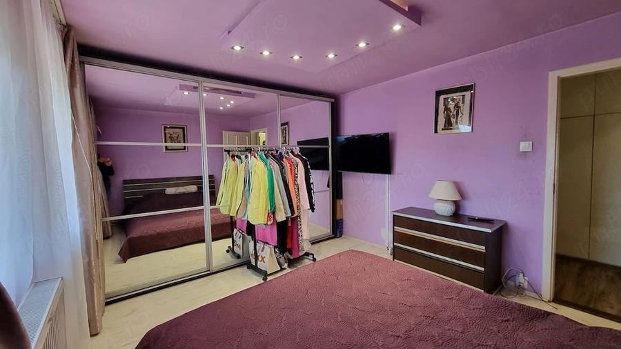 Apartament cu 3 camere decomandat în Exterior Vest