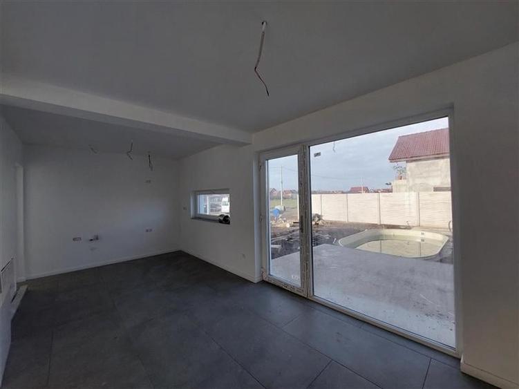 Casă individuală cu 4 camere cu Piscina în Fântânele