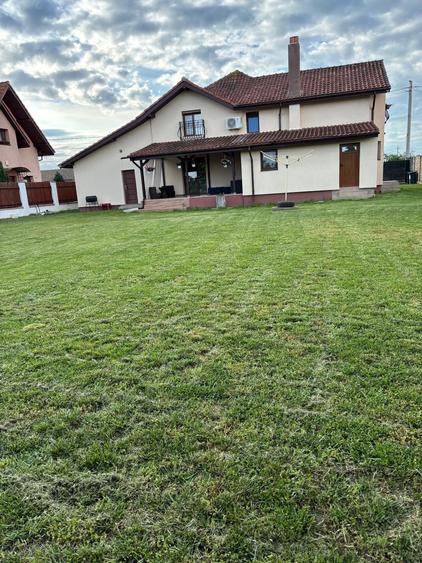Casă cu 4 camere în Peciu Nou