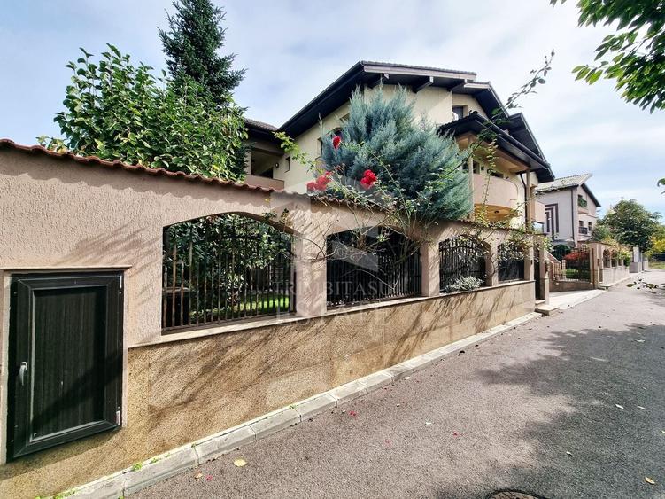 Casă individuală cu 10 camere cu Canalizare în Valea Oltului