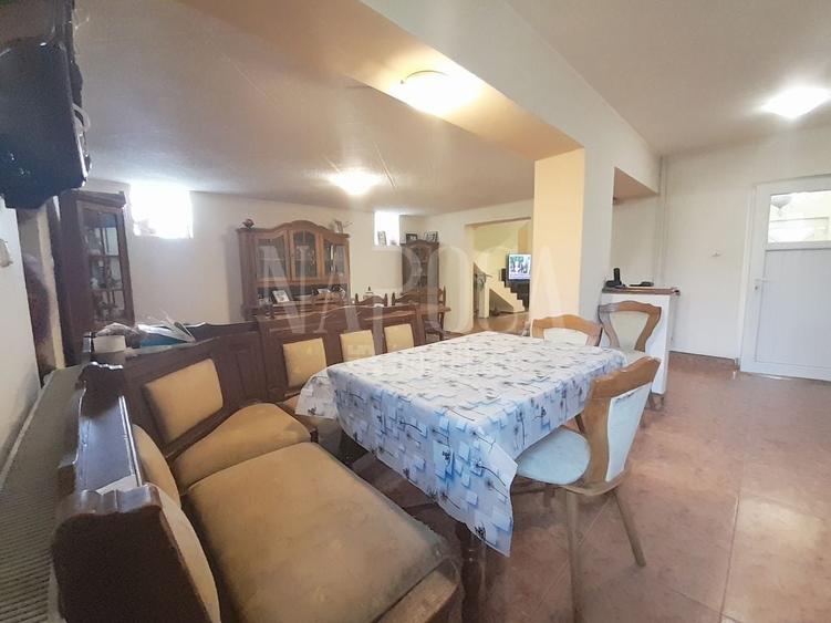 Casă individuală cu 8 camere cu Canalizare în Iosia