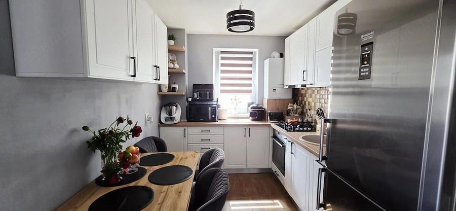 Apartament cu 3 camere decomandat în Turnișor