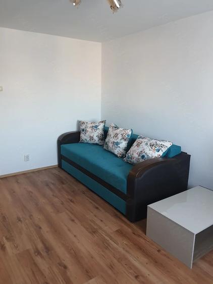 Apartament cu 3 camere semidecomandat în Autogară