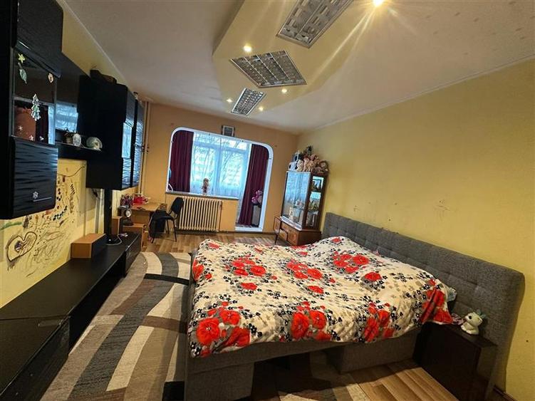 Apartament cu 3 camere decomandat în Gară