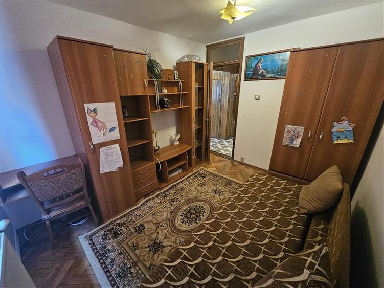 Apartament cu 3 camere decomandat, mobilat în Micro IV