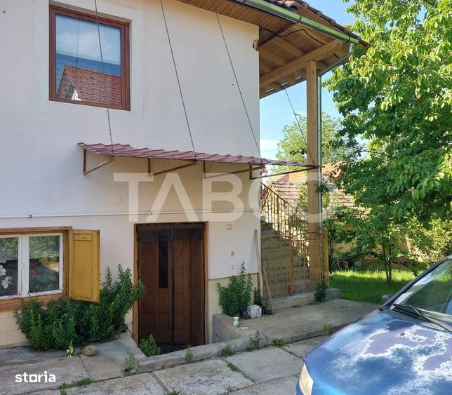Casă cu 3 camere decomandat în Prislop