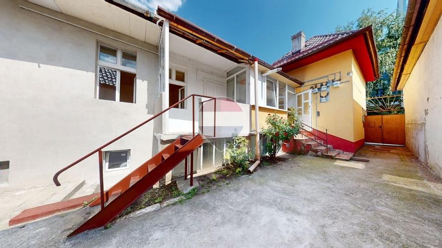 Casă individuală cu 7 camere cu Teren 319 Mp în Centrul Civic
