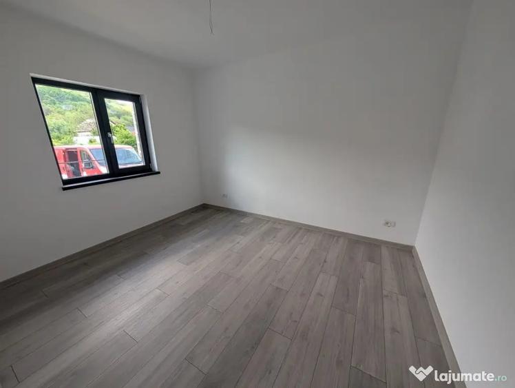 Casă cu 4 camere cu Teren 400 Mp în Central