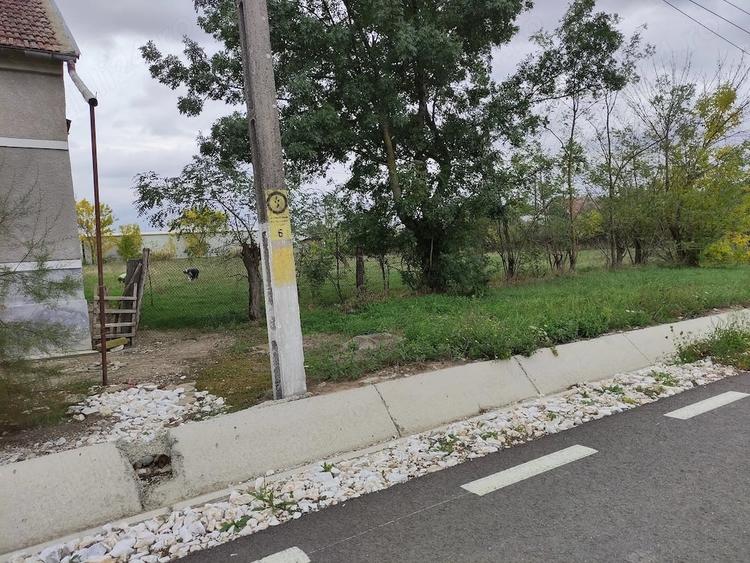 Teren de 1460 mp, în Măureni