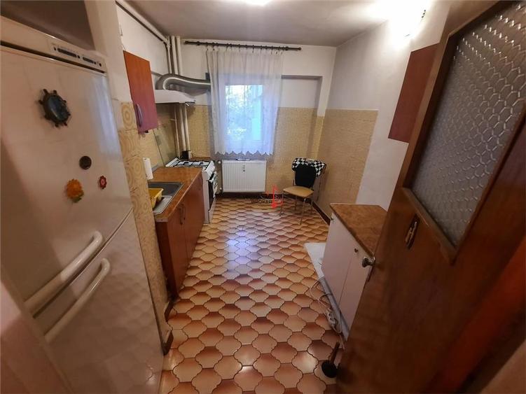 Apartament cu 4 camere semidecomandat în Iancului