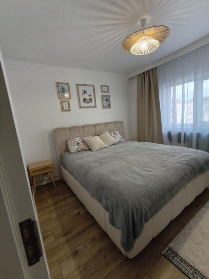 Apartament cu 4 camere decomandat în Central