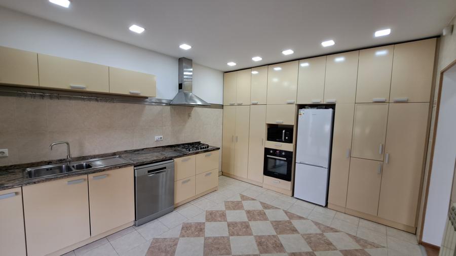 Casă cu 6 camere cu Piscina în Central