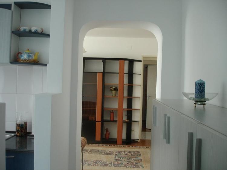 Apartament cu 3 camere semidecomandat în Crângași