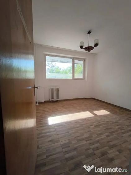 Apartament cu 3 camere decomandat în Drumul Taberei