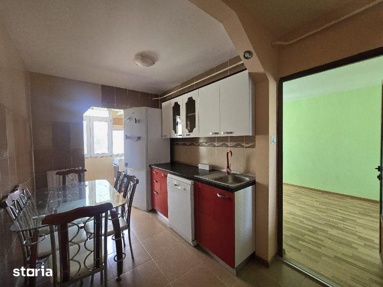 Apartament cu 3 camere decomandat în Școlilor