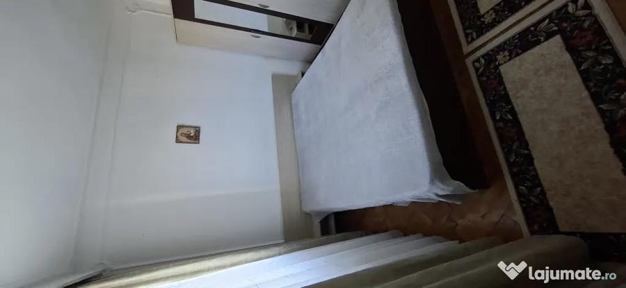 Apartament cu 3 camere semidecomandat în Alexandru cel Bun