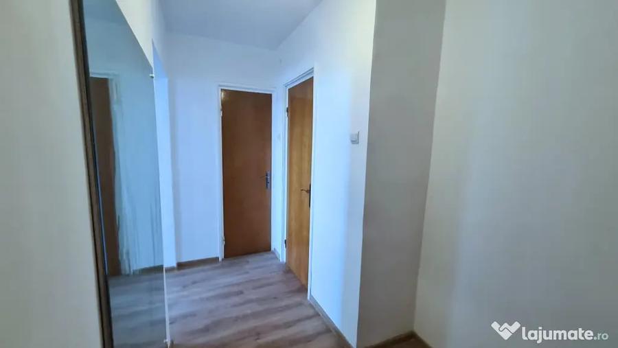 Apartament cu 3 camere decomandat în Sud