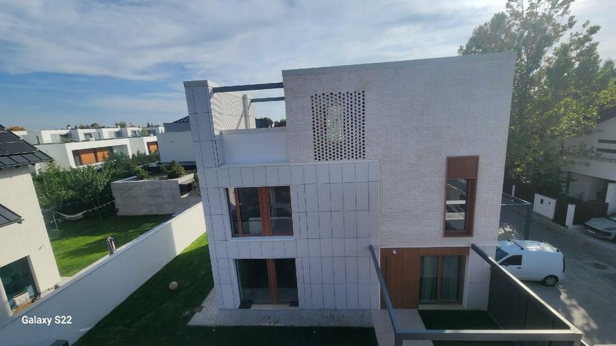Casă individuală cu 5 camere cu Garaj în Central