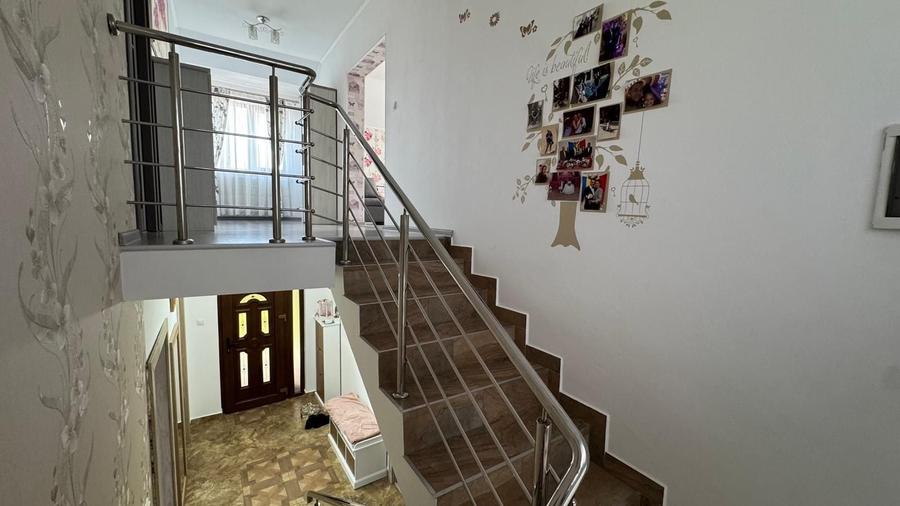 Casă individuală cu 7 camere cu Canalizare în Cordău