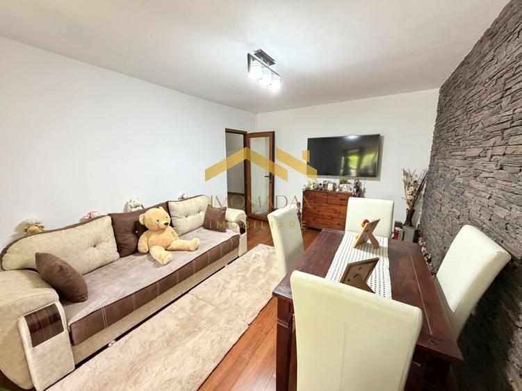 Apartament cu 4 camere decomandat, mobilat în Lunei