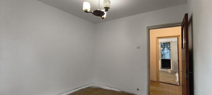 Apartament cu 3 camere semidecomandat în Berceni
