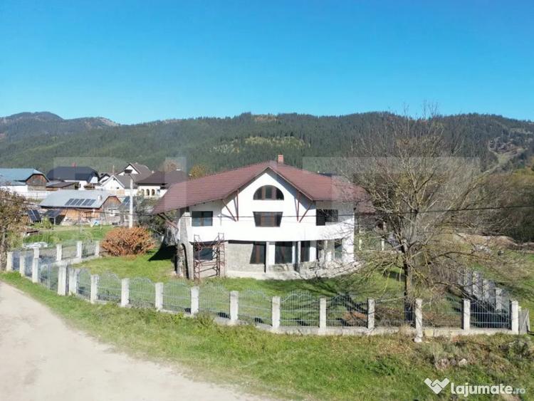 Casă cu 5 camere cu Teren 829 Mp în Central