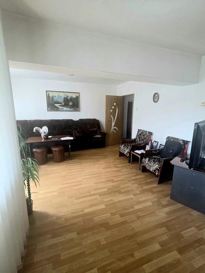 Apartament cu 3 camere decomandat în Noua