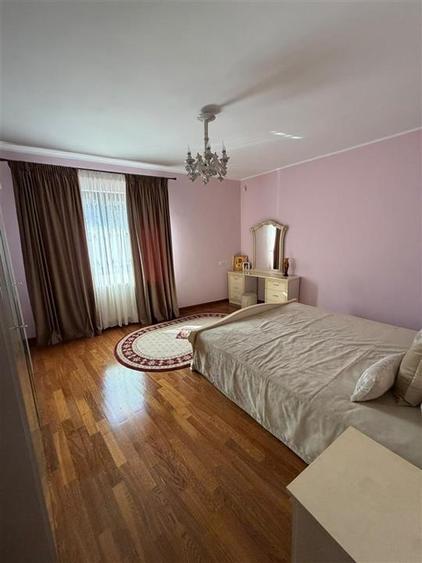 Casă individuală cu 14 camere cu Canalizare în Centrul Civic