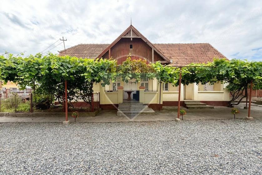 Casă cu Teren 1330 Mp în Central